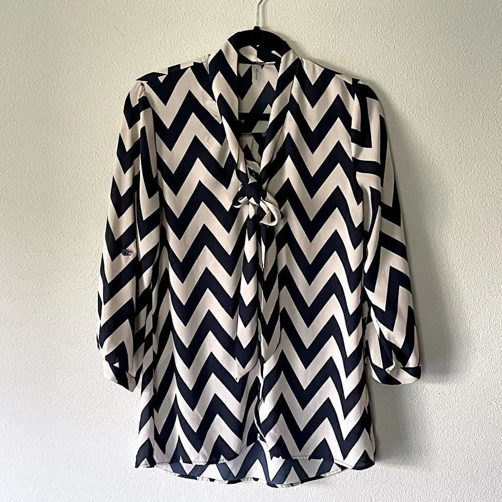 NWOT! Tacera Navy and Cream 3/4-Sleeve Blouse. Size Small.
